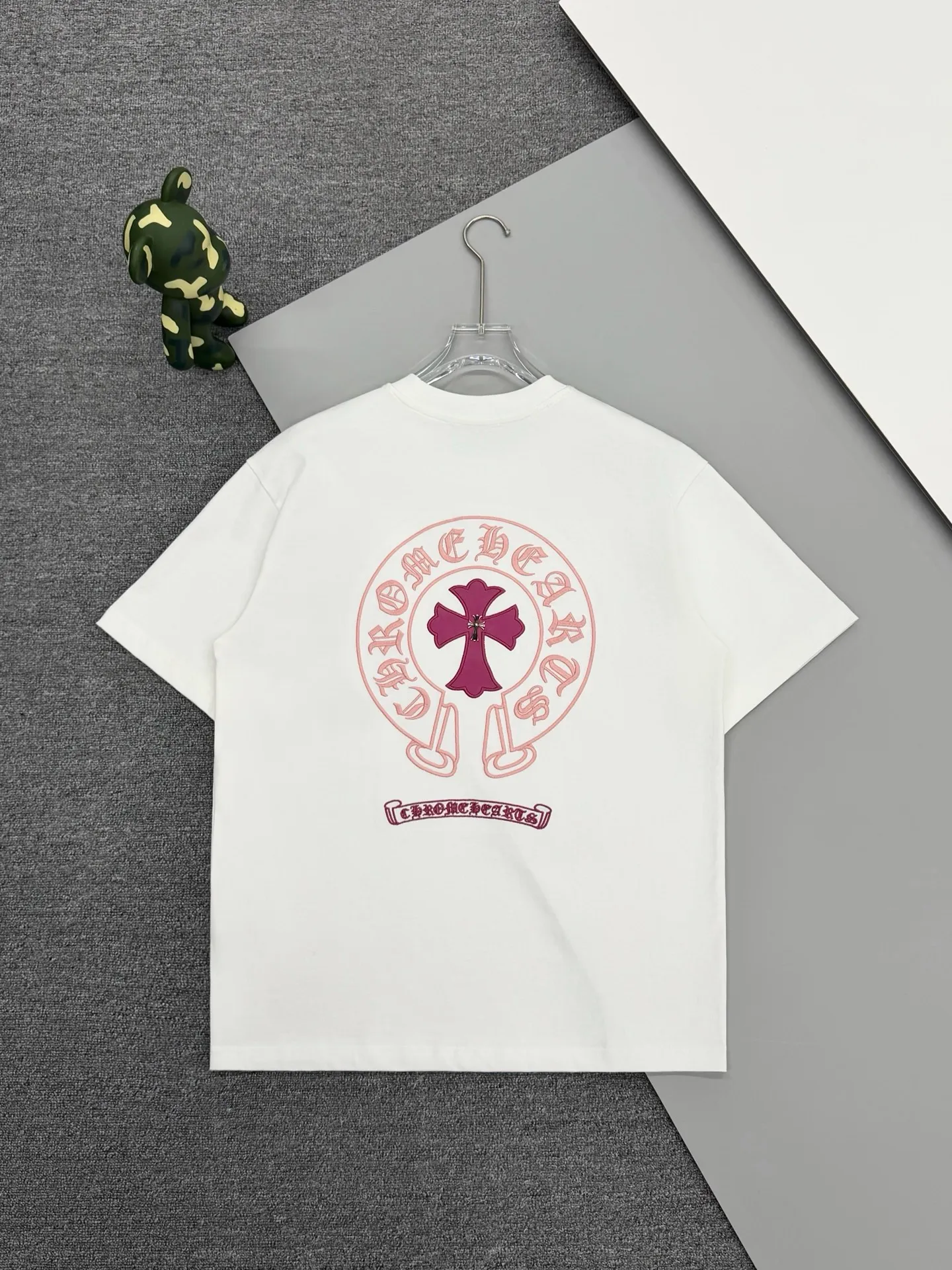 P170 [High Quality] Chrome hearts T-shirt short sleeve. The new model is embroidered with leather horseshoe logo on the front and back, and the back panel is designed with leather ten-rivet embroidery. High-end custom-made 32-count 285-gram fabric. Soft to the touch. Comfortable to wear. Exquisite stitching. Fine workmanship. The upper body effect is incomparably handsome! Same style for men and women Color: Black White Size: S to xL Size chart S: Shoulder width 51 - Bust 55 - Clothing length 70 M: Shoulder width 53 - Bust 57 - Clothing length 72 L: Shoulder width 55 - Bust 59 - Clothing length 74 XL: Shoulder width 57 - Bust 61 - Clothing length 76